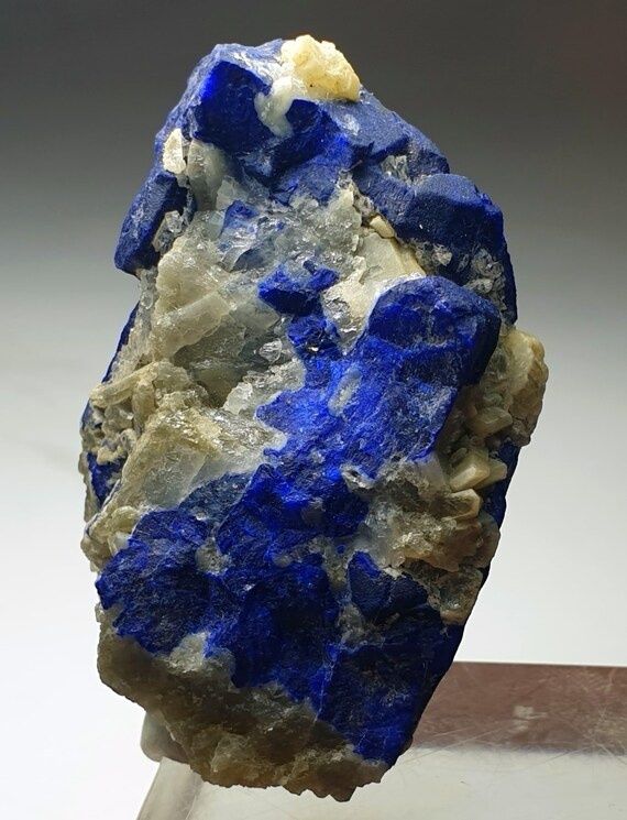 Ruw stuk diepblauwe lapis lazuli met lichte mineraalinsluitsels